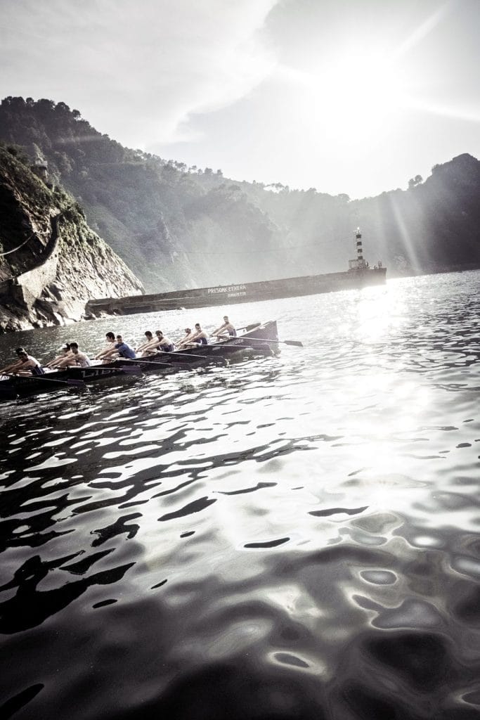 Une traînière à Pasaia © Elie Monferier