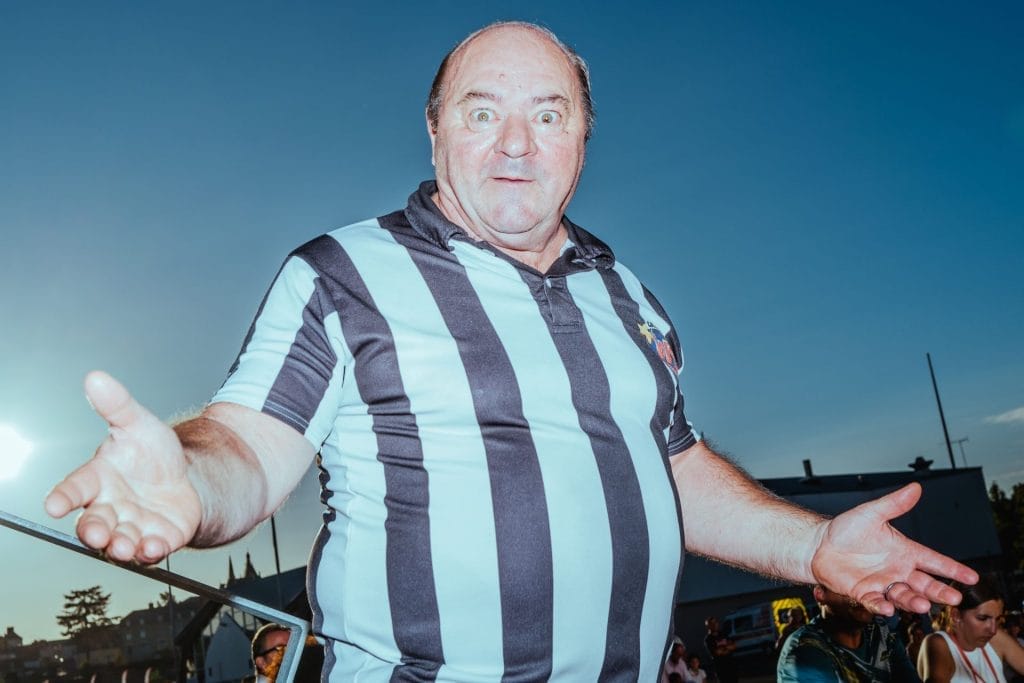 Jean-Marie Lefebvre est un des deux arbitres du gala. Le public le réclame sur le ring pour le voir sanctionner les « méchants » catcheurs © Louise Quignon