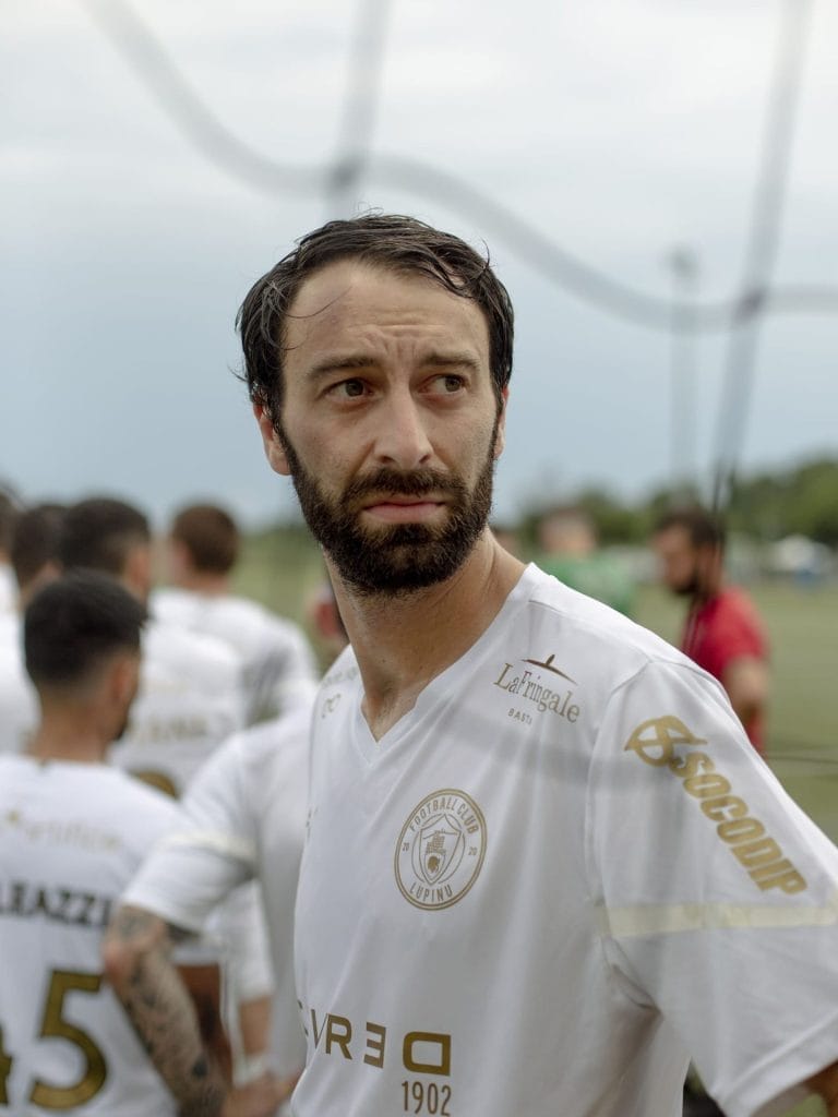 Simon Donat se
tourne une dernière
fois vers les tribunes
avant de s’engager
sur la pelouse.
Il marquera l’unique
but du FC Lupinu
face au JS Bonifacio © Raphaël Poletti